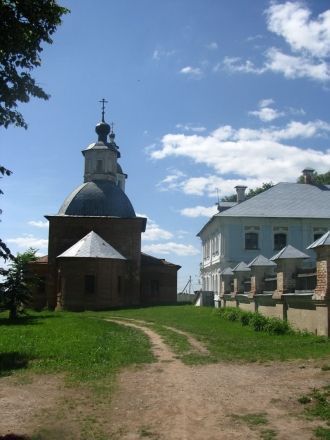 В то время в усадьбе кроме каменного гос