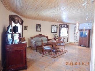 В доме были богатая библиотека, картины,