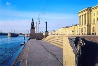 В 1727 году от набережной через Неву бом