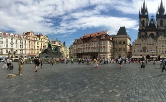 Ратуша — главное сооружение на площади. 