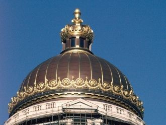 Серые стены здания Дворца Правосудия вен