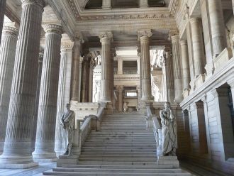 Лестница во Дворце Правосудия. Внутри зд