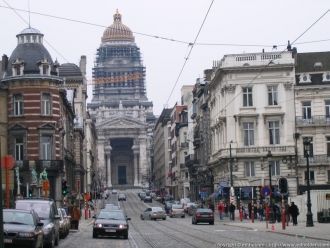 Вид на Дворец Правосудия с улицы Рю де л