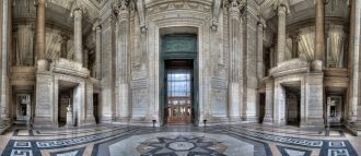 Один из входов во Дворец Правосудия. Зда