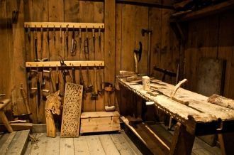Инструменты внутри кузницы викингов.