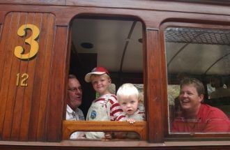 Туристы в поезде на экскурсии по Сетесда