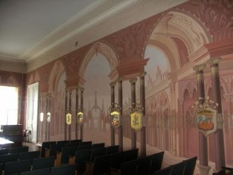 Сегодня внутри дома поражает роскошью ху