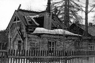 Неподалеку от дома стоял деревянный Куко