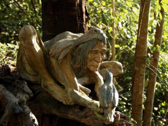 Скульптура старого шамана, общающегося с