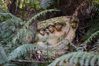 По тропинкам сада можно прогуливаться ча