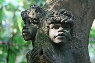 Скульптуры буквально вырастают из валуно