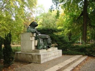 Парк окружает множество интересных музее