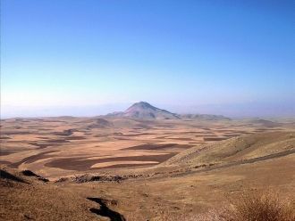 Природа окрестностей города также неподр