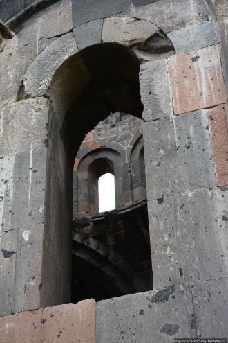 Окна в Талинской Святой Катогике.