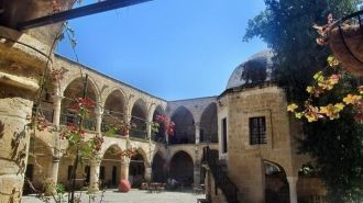 Сейчас здание бань разделено на следующи