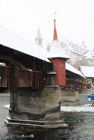 Мост Шпроербрюкке зимой в снегу.