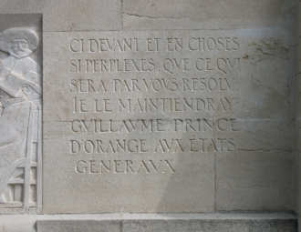 В стене выгравирован девиз Женевы: «Post