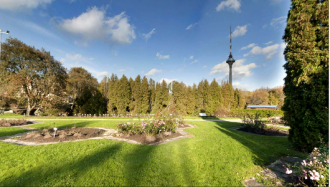 В розарии, прилегающем к дендрарию, пред