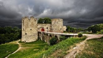 Поначалу смена власти тоже не вызвала ни