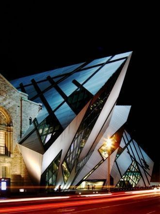 Королевский музей Онтарио ночью.