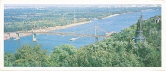 В советское время над памятникам несколь