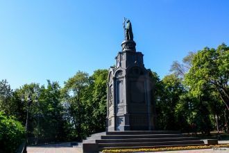 Памятник расположен на живописном берегу