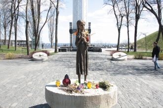 Перед мемориалом находится мини площадь,