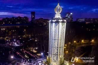 Черный лабрадорит по обе стороны лестниц