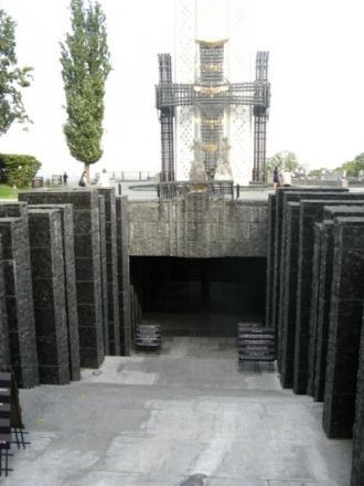 От подножия свечи смонтирована лестница 