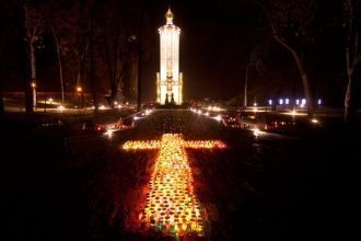 Грани свечи украшают орнаменты из кресто