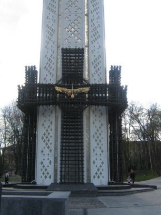 В нижней части свеча опоясана четырьмя к