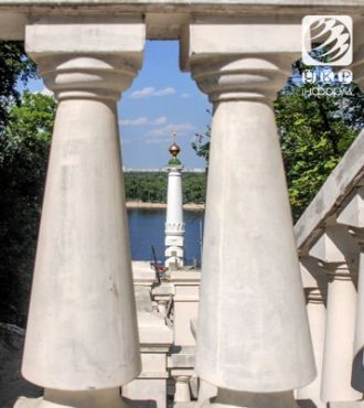 В  нижней части колонны была укреплена д