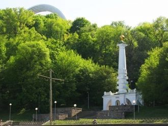В арочном постаменте находился восьмигра