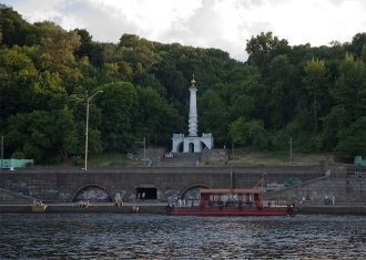 Памятник возведен из кирпича.