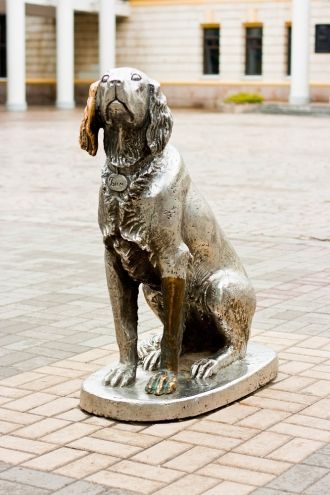 Памятник собаке выполнен из нержавеющего