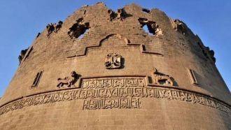 В стене 82 башни и четверо ворот, ориент