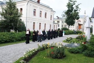 На снимке: ежевечерний крестный ход вокр