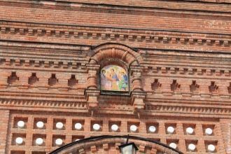 Мозаичная икона Святой Троицы над входом