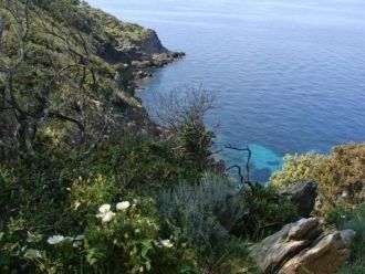 Лазурный Берег, окруженный скалами и гро