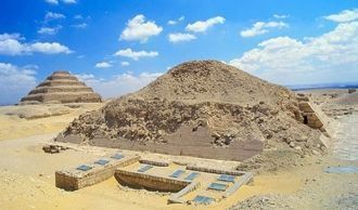 С восточной стороны пирамиды сохранились