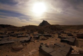 Хотя молельня расположена с восточной ст