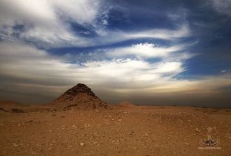 Пирамида Усеркафа, справа виднеется пира