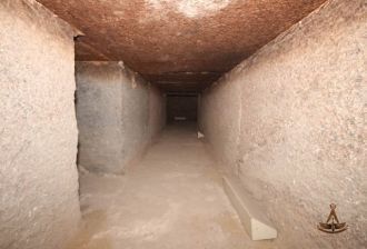 Пирамида Усеркафа, коридор, один прямо в