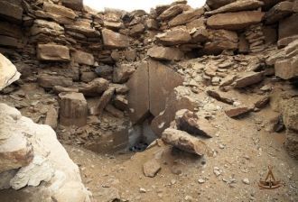 Там же найдена пирамида - спутник и дово