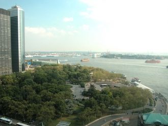 Здесь же – памятник создателю знаменитог