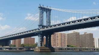 На нижнем ярусе Манхэттенский мост имеет