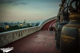 Лестница в храме Ват Сакет.