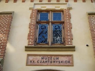 Музей Чарторыйских - вывеска музея.