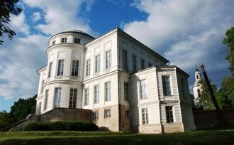 Здание, возведенное на холме над запруже