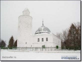 В сквере у ограды красуется современная 